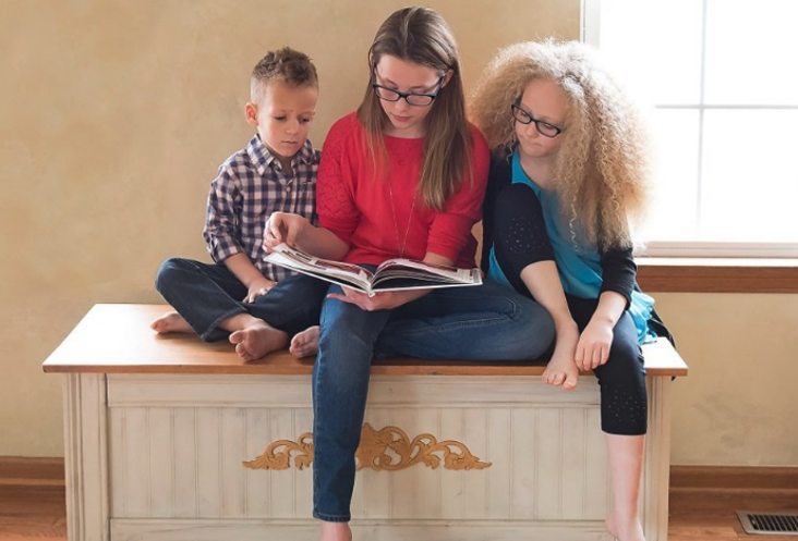 Sitter reading to children